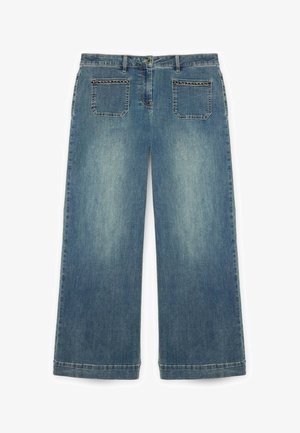 Jeans din denim cu picioare largi, de culoare albastru deschis, cu un finisaj uzat, având două buzunare la spate și închidere cu nasture. Design durabil și casual.