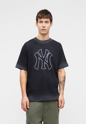 Čierne bavlnené tričko s veľkým, svetlosivým NY logom na strede, krátkymi rukávmi a voľným strihom. Jednoduchý a čistý dizajn.