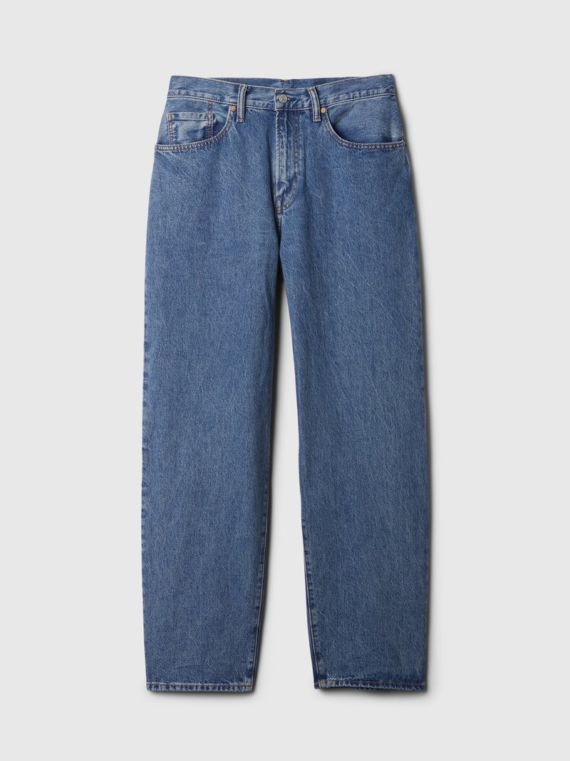 Jean en denim bleu clair avec une coupe droite, cinq poches, fermeture à bouton à l'avant et détails de couture visibles. Tissu texturé.