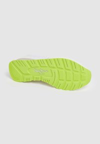 Witte sneaker met een groene rubberen zool. Beschikt over een gestructureerd loopvlak en het merk "Pepe Jeans London" op de onderkant.