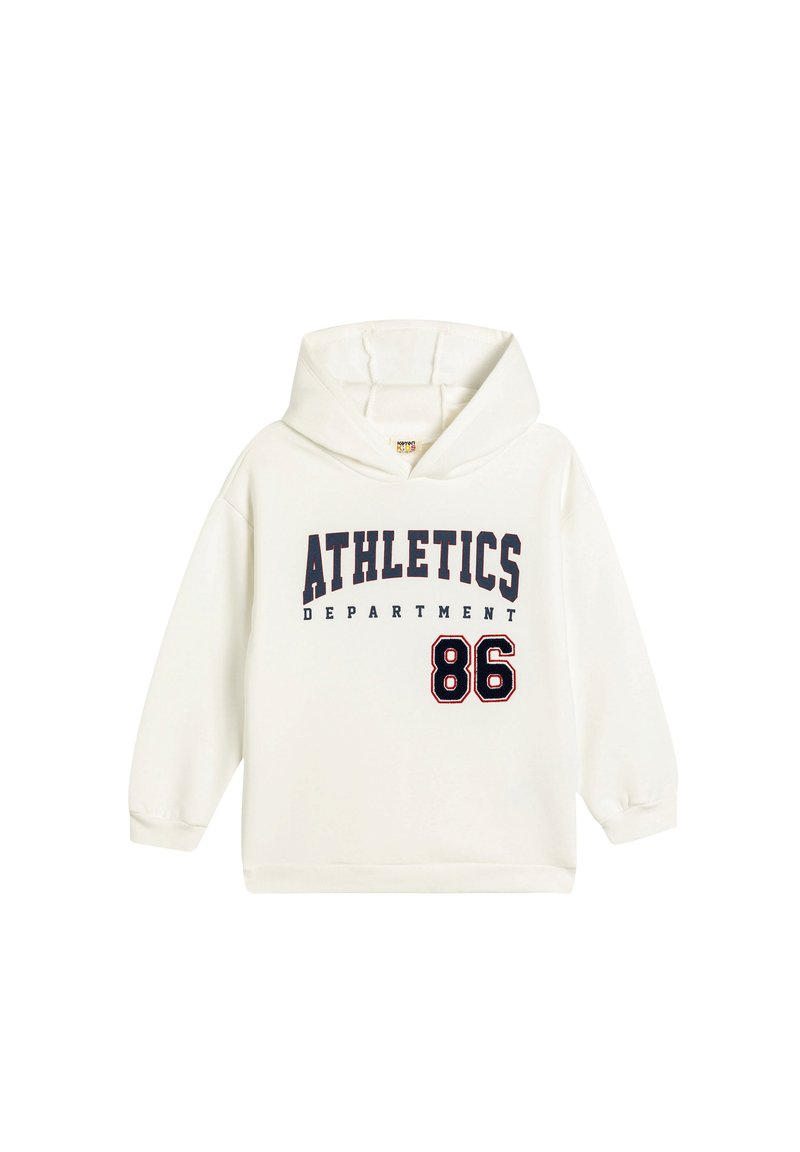 Vit huvtröja med trycket "ATHLETICS DEPARTMENT" i marinblått och siffran "86" i fet röd. Slät textur, långa ärmar.