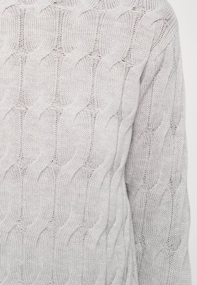 Maglione grigio chiaro lavorato a maglia con un motivo testurizzato che ricorda anelli intrecciati, con una vestibilità ampia e orlo a coste.