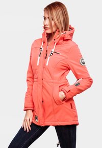 Koraalkleurige hoodie-jack van zacht materiaal met witte koordjes, ritssluitingen en logopatches; ontworpen met een getailleerde pasvorm.
