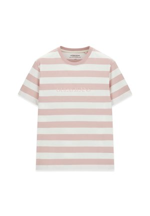 Różowo-biała koszulka na krótki rękaw z poziomymi paskami, z haftowanym napisem „Guess Jeans” na piersi i okrągłym dekoltem.