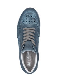 Blå lädersneakers med perforerat ovandel, grå snören och vit vadderad interiör. Har en rund tå och märkets innersula.