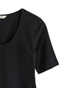 Svart kortärmad T-shirt tillverkad av mjukt tyg med rundad halsringning. Rak skärning med en slät textur och noggrant sydda kanter.
