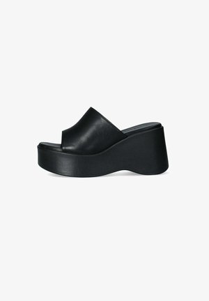 Sandali con piattaforma nera e design a forma di cuneo, realizzati in pelle liscia, con punta aperta e tomaia senza cuciture.