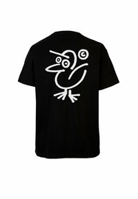 Schwarzes T-Shirt mit einer großen weißen Grafik eines Cartoon-Vogels mit runden Augen und einem markanten Schnabel, vor einem schlichten Hintergrund.