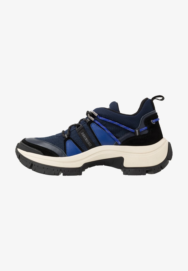 Baskets bleu foncé et noir avec une semelle blanche épaisse, des touches de bleu, des matériaux en mesh et en suède, et un onglet à l'arrière.