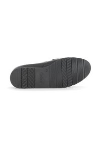 Zwarte rubberen schoenen zool met een gestructureerd, geribbeld patroon voor grip, met een zijbranding die op het oppervlak is geperst.