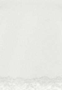 Tissu blanc avec une délicate bordure en dentelle le long du bord inférieur, présentant des motifs floraux et festonnés.