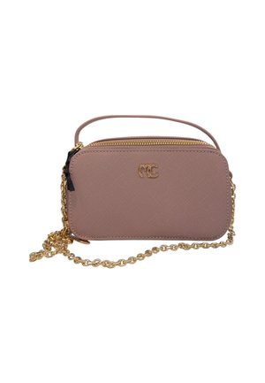 Borsa a tracolla rettangolare rosa con tracolla in catena dorata, chiusura con zip, superficie texturizzata e logo in rilievo sulla parte anteriore.