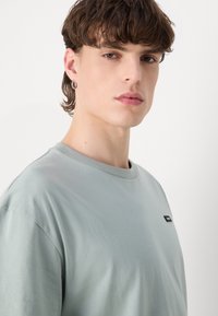 Calvin Klein COMFORT FIT - Camiseta básica - slate gray