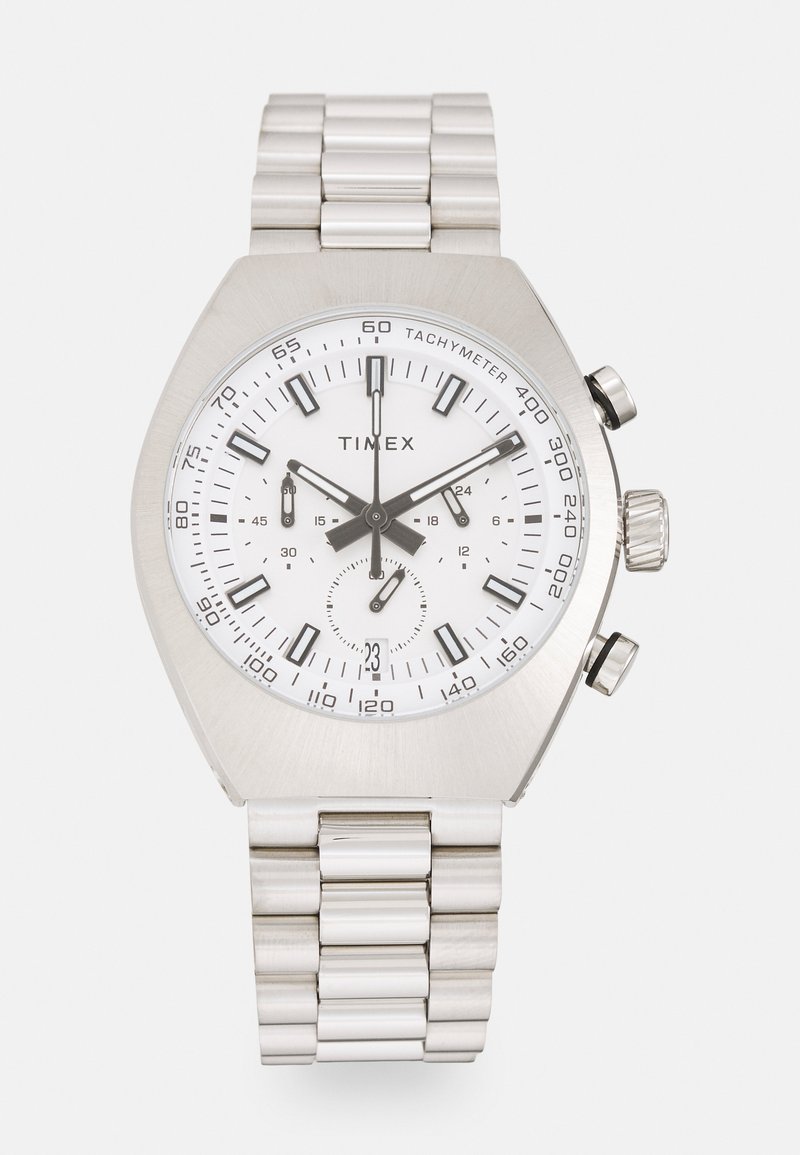 Reloj cronógrafo Timex con caja y banda de acero inoxidable plateado, esfera blanca, marcadores de horas negros y escala taquimétrica.