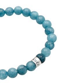 Un bracelet à perles avec des perles en pierre bleu clair et bleu foncé, entrecoupées d'un accent en argent gravé "KUZZO." Texture lisse.