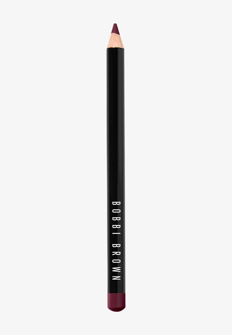 Bobbi Brown leppenn med svart kropp, treholdig tupp og mørk burgunderfarge. Teksten på siden i hvitt. Slank, sylinderformet design.