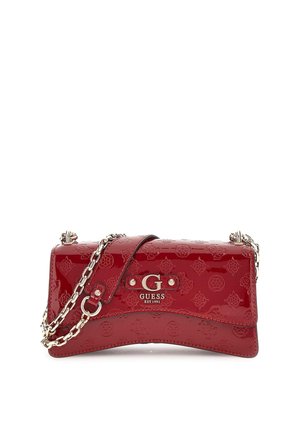 Bolso Guess de charol rojo con logotipos en relieve, correa de cadena plateada y emblema plateado "G Guess Est 1981" en la solapa frontal.