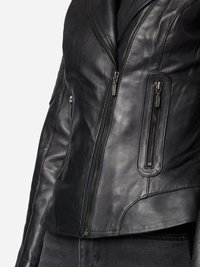 Schwarze Lederjacke mit tailliertem Design, asymmetrischem Reißverschluss und zwei Reißverschlusstaschen. Glatte Textur mit subtiler glänzender Oberfläche.