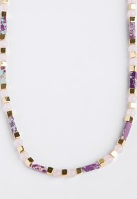 Collana di perline con pietre viola e rosa alternate a dettagli metallici dorati, che presenta un design geometrico e simmetrico.