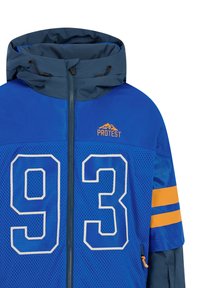 Blaue Kapuzenjacke aus Mesh-Gewebe, mit großen weißen Zahlen 93 und orangen Streifen an den Ärmeln. Markenlogo "PROTEST" in Orange.