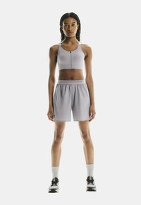 Hellgraues Sportset mit einem verkürzten Sport-BH mit Reißverschluss und passenden Shorts. Das Material ist glatt, mit einem lockeren Sitz und einem elastischen Bund.