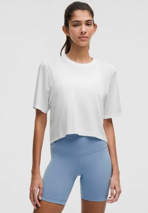 SWIFTLY HIGH-LOW CROPPED SHORT SLEEVE - Sports T-shirts - white