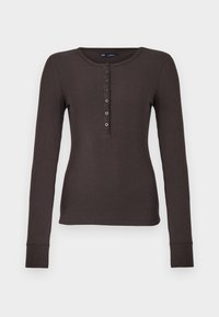 Donkerbruin ribgebreid Henley-shirt met lange mouwen, ronde hals en een zevenknops sluiting, getailleerde snit.