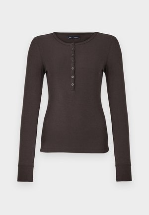 Hnědá žebrovaná košile Henley s dlouhým rukávem, kulatým výstřihem a sedmi knoflíky, přiléhavý střih.