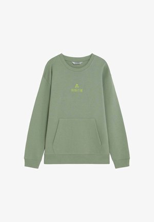 Sudadera de cuello redondo de color verde claro con un bolsillo frontal y una pequeña calavera amarilla junto con texto en japonés centrado en el pecho.