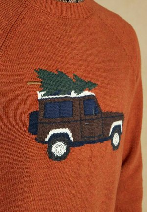 Strickpullover in verbranntem Orange mit einem gestickten braunen Fahrzeug, auf dem ein grüner Baum sitzt, vor einem strukturierten Hintergrund.