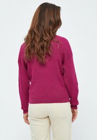 Desires DEGEISHA RIB V-PULLOVER - Strickpullover - festvial fuchsia metallic