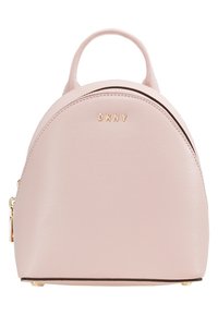 Kulatá kabelka DKNY z jemné růžové texturované kůže. Má horní rukojeť a logo v zlatém tónu. Zapínání na zip s kontrastním lemem.