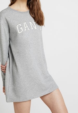 Vestito felpa grigio con maniche lunghe, presenta la scritta "GANT" in lettere bianche sul petto, realizzato in morbido tessuto di cotone.