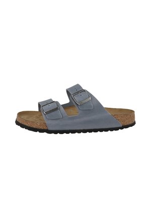 Šedá sandále Birkenstock s dvěma nastavitelnými pásky, korkovou stélkou a černou texturovanou podrážkou, zobrazená ze strany.