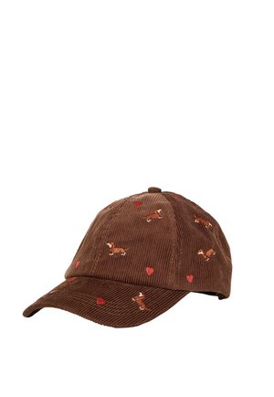 Gorra de béisbol de pana marrón con pequeños perros dachshund bordados y corazones rojos repartidos por toda la tela.