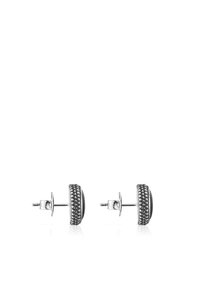 Pendientes de tono plateado con un diseño redondo, borde texturizado y superficie central lisa, aptos para sujeción de tuercas.