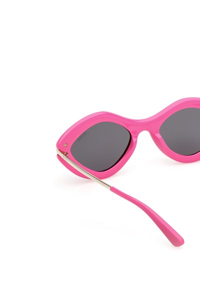 Rosa solbriller med en skulptureret ramme, mørke linser og metalliske detaljer. Slanke stænger taperer ind til afrundede spidser for et moderne design.