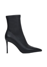 Zwarte enkellaars gemaakt van glad leer met een puntige neus en een naaldhak. Het bovenwerk heeft een naadloos ontwerp met een aansluitende boord.