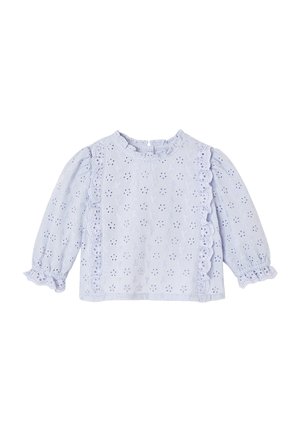 Hellblaue Babybluse mit langen Ärmeln und floralem Lochmuster, mit Rüschen an Kragen, Ärmeln und vorderen Nähten.