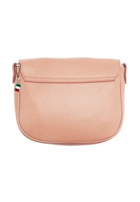 Roze leren crossbodytas met een ronde vorm, magnetische flap en een klein Italiaans vlaggetje op de rits.