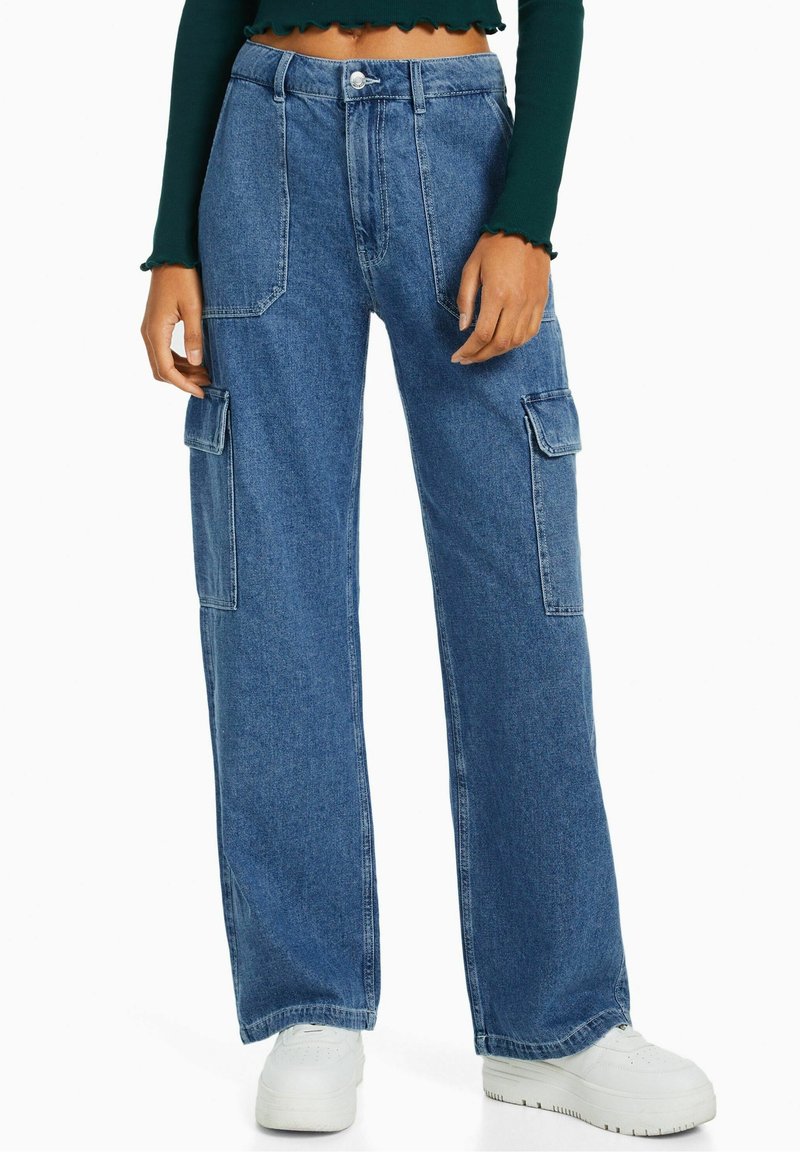 Světle modré džínové cargo kalhoty s volným střihem, vybavené bočními kapsami, zapínáním na knoflíky a viditelnými švovými detaily.