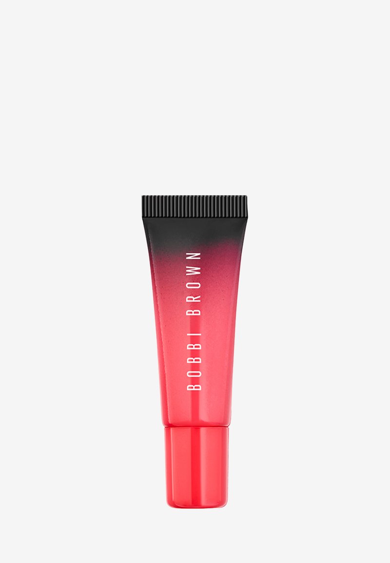 Tube de gloss à lèvres dégradé du rouge au noir avec un bouchon à vis noir, étiqueté "Bobbi Brown" en texte vertical blanc.