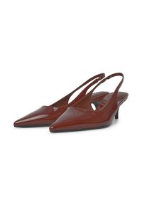Scarpe slingback con punta affusolata in pelle verniciata mogano lucido. Presentano un tacco leggero e un design a intaglio per una silhouette elegante.