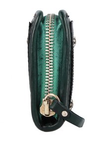 Lederen portemonnee met een diep groene buitenkant en turquoise voering, voorzien van een zilveren rits en metalen hardware voor een veilige sluiting.