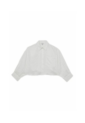 Witte korte button-up blouse van lichtgewicht linnen, met lange mouwen, een puntige kraag en een enkele borstzak.