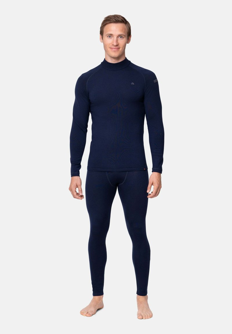 Ensemble de couche de base thermique bleu marine, doté d'un col montant et de manches longues, fabriqué à partir d'un matériau texturé et ajusté, porté pieds nus.