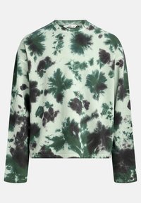 Langærmet sweatshirt i lysegrøn bomuld med et sort og mørkegrøn tie-dye mønster, der har en rund halsudskæring og en afslappet pasform.