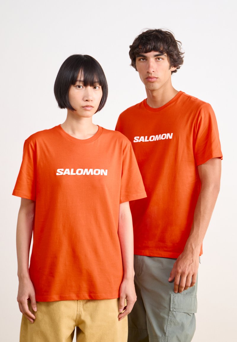 Salomon LOGO TEE UNISEX - T-shirt estampada - cherry tomato