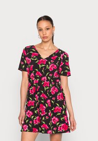 Vestido floral preto com mangas curtas, apresentando um decote em V e flores vibrantes em rosa. Feito de um tecido leve e texturizado.