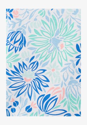Motif floral bleu, vert et rose avec des feuilles et des fleurs abstraites sur un fond en tissu blanc.